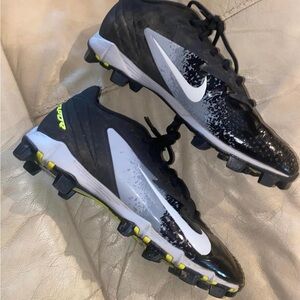 Men’s size 8.5 Nike Vapor Baseball Cleats.